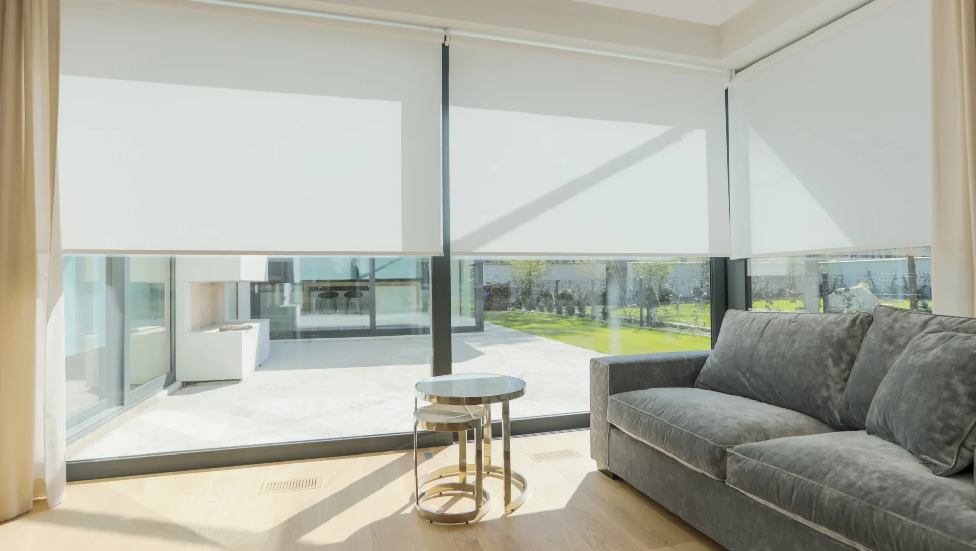 Modernes Büro mit großen Fenstern und stilvollen Möbeln